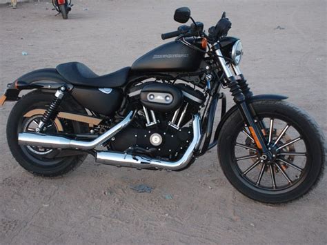 Harley davidson iron 883 is a middleweight cruiser and entry into the family of dark custom bike, priced at rs 9.33 lakh, was launched in september 2012 in india. Harley-Davidson 883 Iron : Pumping Iron!!! @ ZigWheels