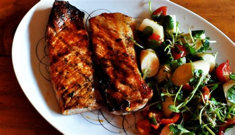 Often overlooked as a healthy dinner, these pork recipes are hearty and healthy! Paprika Pork Chops and Hearts of Palm Salad - Kitchy Cooking