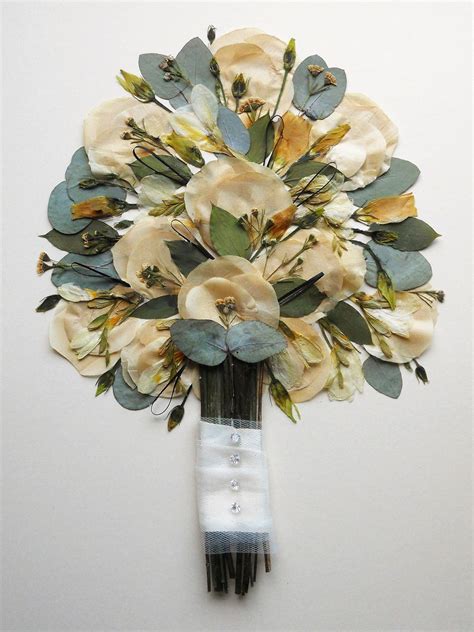 The heirloom bouquet is an exclusively developed, custom fine art print, crafted using distinct techniques that will preserve your bridal bouquet for generations to come. Pressed flowers - your wedding bouquet? | Flores