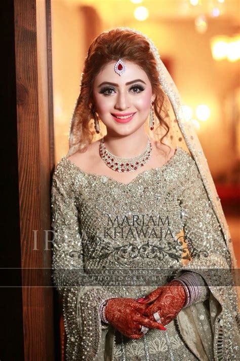 Beautiful Apart From Her Extremely Orange Hands Haha Pakistani Bridal Hairstyles Pakistani