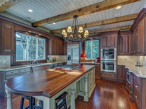 Light and dark, painted and lacquered, there are so many ways to make a beautiful wood floor work in your kitchen. 50 High-End Dark Wood Kitchens (Photos) - Designing Idea