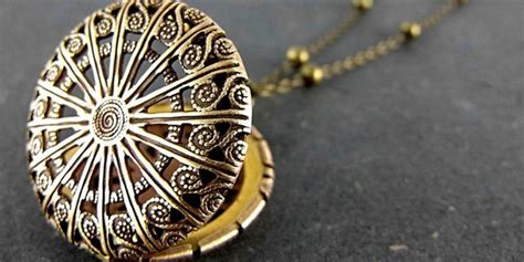 8 Awesome Etsy Shops To Get Your Vintage Jewelry Fix | HuffPost