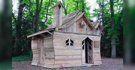 Man Builds Cabin From Pallets