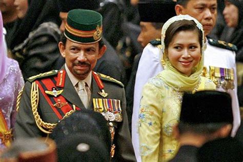 Sultan brunei, sultan hassanal bolkiah semalam menceraikan isteri baginda, pengiran isteri azrinaz mazhar hakim mazhar. Biodata Azrinaz Mazhar Hakim Isteri Sultan Brunei Sah Dicerai