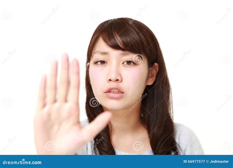mujer japonesa joven que hace gesto de la parada imagen de archivo imagen de mano hembra