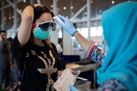 © ap warga dengan mengenakan masker berjalan di luar pusat perbelanjaan di kuala lumpur, malaysia, kamis (14/1). Malaysia loses its grip on Covid-19 outbreak - Asia Times