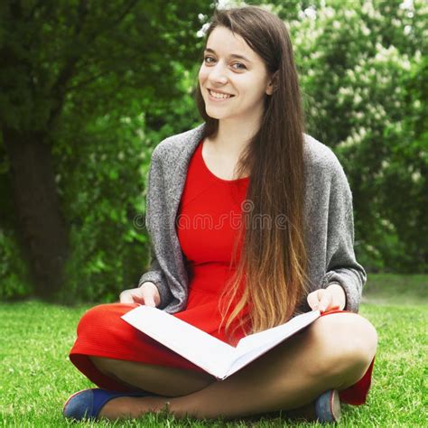 Mooi Jong Meisje Die Op Het Gras Situeren En Een Boekedu Lezen Stock Foto Image Of Weide