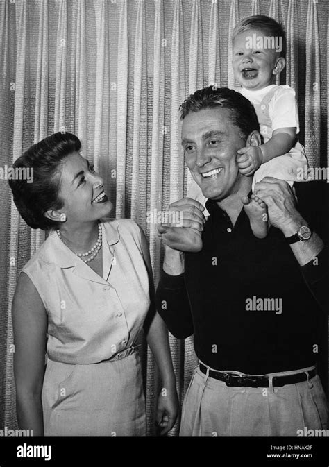 Diana Dill Kirk Douglas And Michael Douglas Schauspieler 1949 Stockfotografie Alamy