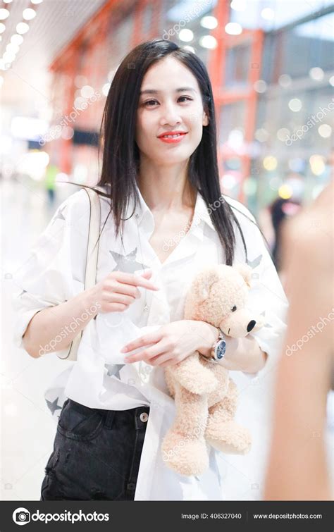 Chinese Actress Singer Huang Shengyi Eva Huang Arrives Beijing Airport Stock Editorial Photo