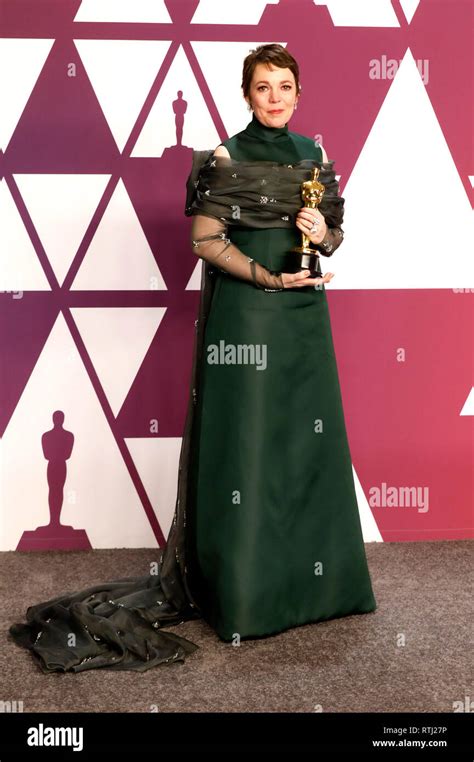 Olivia Colman Best Actress Winner For The Favourite Poses In The