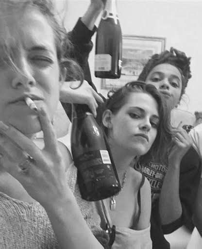 Dani On Twitter Riley Keough And Kristen Stewart Yeah These Pictures