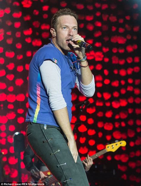 Chris Martin Goes Giddy As He S Propositioned Onstage At Pittsburgh Coldplay Gig Daily Mail Online