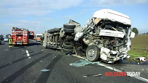 Incidente In A Scontro Tra Camper E Camion Traffico Tra Castel San Pietro E San Lazzaro