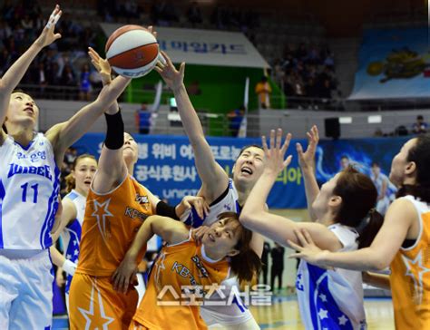 (단, 라이선스가 명시된 일부 문서 및 삽화 제외) 기여하신 문서의 저작권은 각 기여자에게 있으며, 각 기여자는 기여하신 부분의 저작권을 갖습니다. 스포츠서울 - 포토 볼은 누구 손에?
