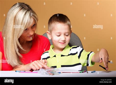 Madre E Hijo Juntos Dibujo Mamá Ayudando Con Las Tareas De Fondo
