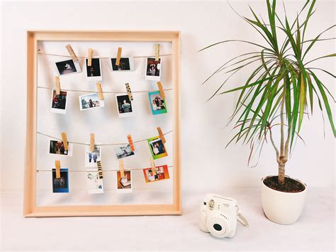 Per realizzare cornici dal gusto classico, quelle che meglio si adattano a molte tipologie di dipinti, è sufficiente acquistare le apposite aste per cornici in legno. Fai da te: come realizzare una cornice per foto Polaroid ...