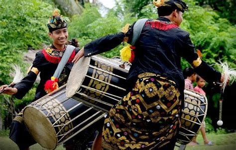 Gamelan merupakan alat musik yang terdiri dari berbagai alat perkusi, yang pada umumnya dipukul dengan palu. 7 Alat Musik Tradisional NTB, Gambar, dan Penjelasannya | Adat Tradisional