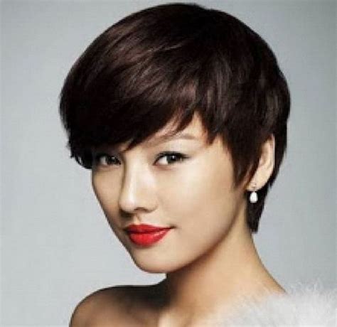 Kindly have a look at the mesmerizing short haircuts for korean women this haircut is a combo of bob and bangs on the front of the face. korean girl hairstyles short for round face | Haircuts For ...