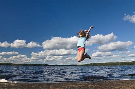 Mädchen Jahre springt am Boasjön See Bild kaufen lookphotos