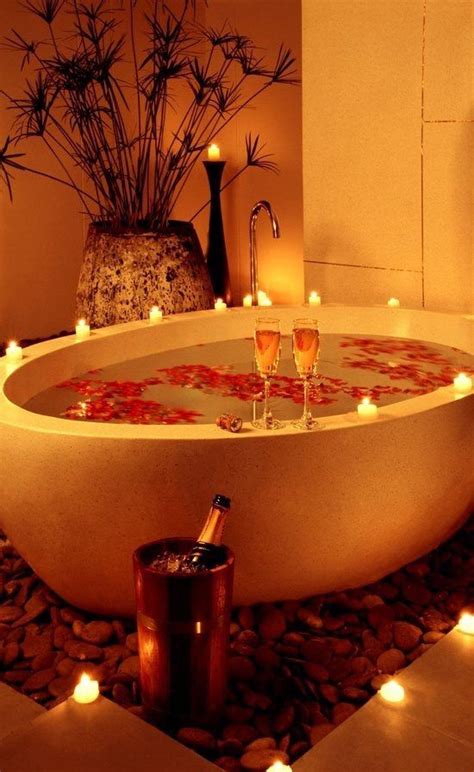 Nice Romantic Jacuzzi With Red Pedals And Champagne On The Side Decoracion Romantica Bañeras