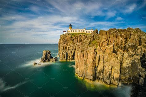 Maják na ostrově skye (cs). Neist Point lighthouse at Isle of Skye in Scotland ...