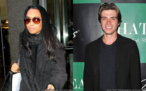 Tlcs Chilli And Matthew Lawrence Confirm Their Romance By Going Instagram Official