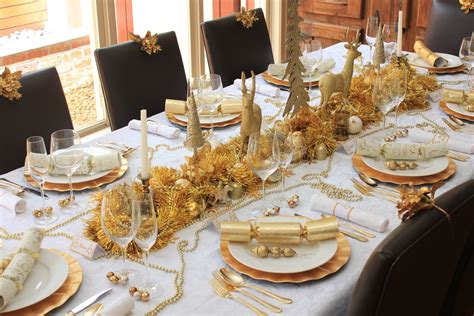 Give your regular christmas baubles an elegant and fancy twist this holiday. Christmas Table traditional Gold and White Design — Chic ...