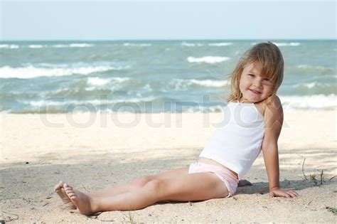 Kleine Mädchen auf dem Meer unter blauem Himmel Stockfoto Colourbox