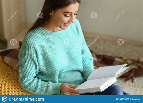 Libro De Lectura De La Mujer En El Pas Imagen De Archivo Imagen De Lectura Calma 151313255