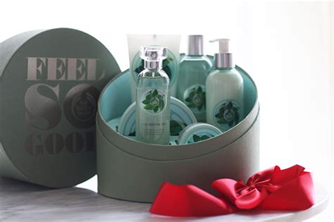 Hold off no longer, as our gift sets sale is here to help you shower that special someone with sweet smelling premium pampering gift sets, all for less. veracamilla.nl | The Body Shop Fuji Tea Gift Set