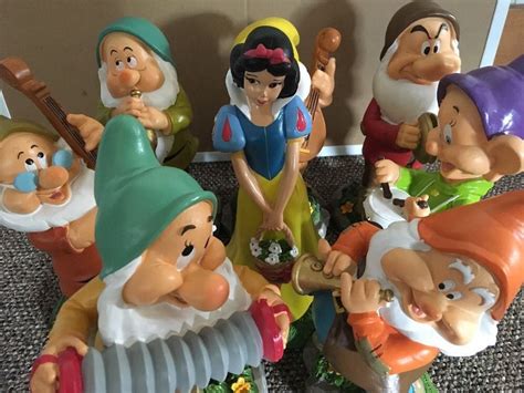 Disney Snow White Garden Statue Seven Dwarf Garden Gnomes Complete Set