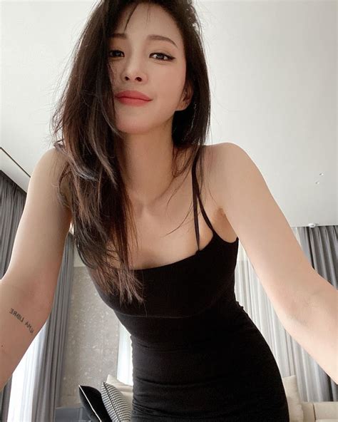 han ye seul fires back at malicious netizen for calling her flat chested koreaboo