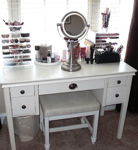 Shop from bedroom & makeup vanities, like the the white wood makeup dressing table set or the coaster traditional vanity and stool with tapestry fabric seat, while discovering new home products. 25 Awesome Bedroom Vanity Ideas To Try Out - Instaloverz