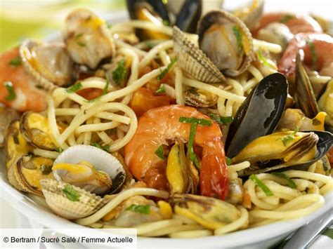 180 grammes de spaghetti (ou linguine), 1 préparation surgelée de fruits de mer ou 100 grammes de palourdes, 100 dans une poêle, faire revenir la gousse d'ail avec 2/3 cuillères à soupe d'huile d'olive. Spaghetti Aux Fruits De Mer Italienne : Pates Aux Fruits ...