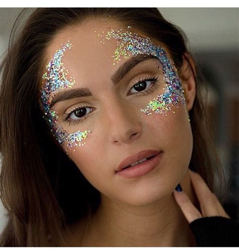 Gold glitter eye makeup festival look tutorial. Festival glitter … | Schminkzeug, Glitzer und Karneval ...