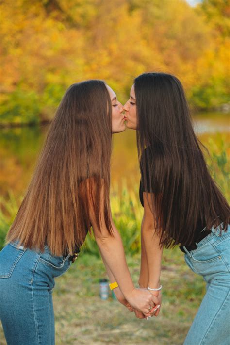 download model girls kissing wallpaper