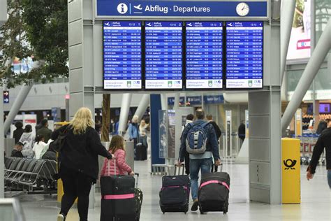 Flughafen Düsseldorf Mann Wird Mit Vier Haftbefehlen Gesucht Doch Es