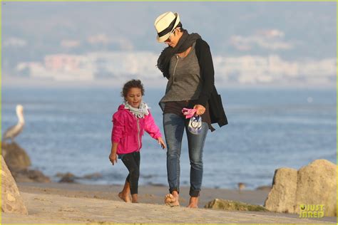 Halle Berry Nahla Beach Strolling Duo Photo 2772489 Celebrity