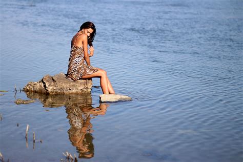 Gratis Afbeeldingen Strand Zee Water Rots Oceaan Meisje Zonlicht Kust Golf Zomer