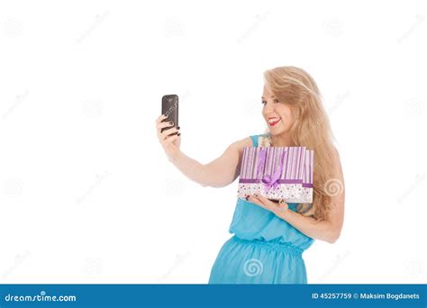 piękni dziewczyny mienia torba na zakupy i brać selfie z telefonem komórkowym obraz stock