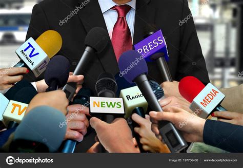 Media Press Interview Group Journalists Surrounding Vip — Stock Photo