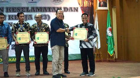 Penghargaan K3 Dari Disnakertrans Dki Jakarta United Tractors