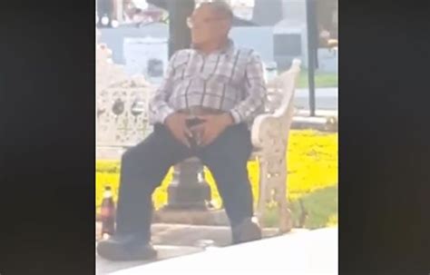 Captan a viejito orinando sobre una banca en parque de La Piedad Video Periódico Notus
