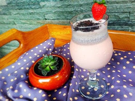 Coba deh beberapa resep minuman ini. Strawberry Oreo Milkshake by Dapoer Sriwidi | Aneka Resep ...