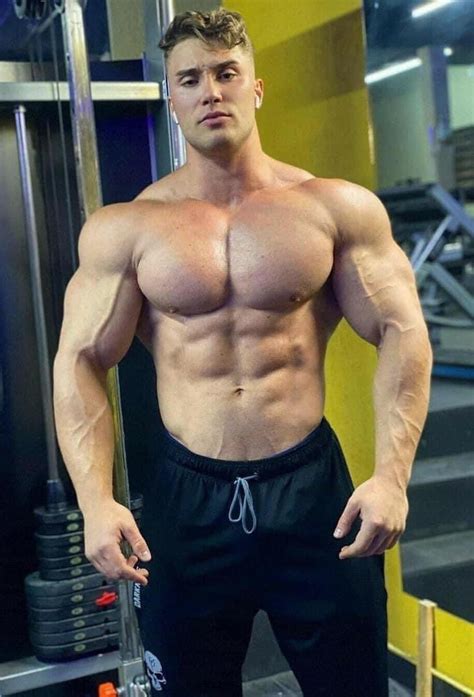 Muscle Worship On Twitter Rt Musclesf Bulging Out Right