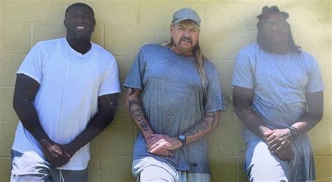 Joe Exotic S Prison Photo With Two Guys On The Yard Goes Viral
