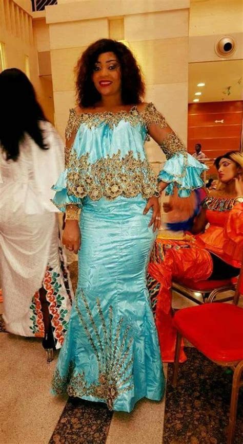 Cette collection de mifa envoûte les fans de la mode | limametti deux couleur brodé bazin tenue de la femme africaine. 12 PHOTOS. Les premières tenues tendances de 2019 que les ...