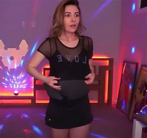 Twitch Gamer Alinity Flashes Boob During Live Stream In Awkward Wardrobe Gaffe Game