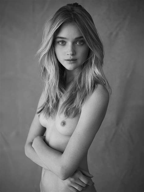 Molly Bair Model Smoking Hot Sex Picture