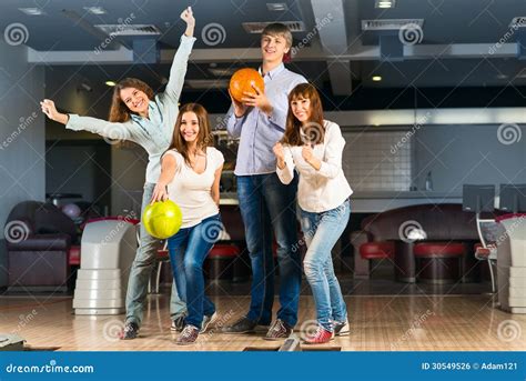 Groupe De Jeunes Amis Jouant Le Bowling Photo Stock Image Du Main